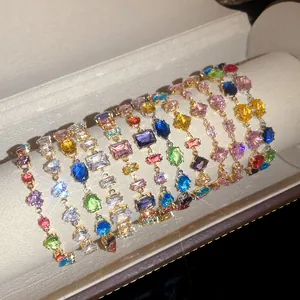 Détail de bracelets de style royal vintage avec des cristaux de zircon colorés et brillants