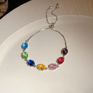 Détail d'un bracelet vintage de luxe orné de zircons ovales colorés de haute qualité