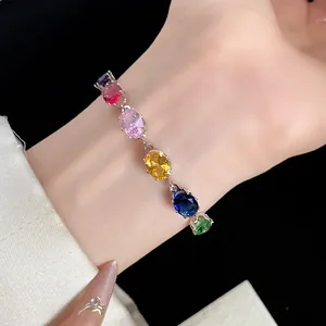 Gros plan détaillé d'un bracelet vintage avec des pierres de zircone ovales colorées au poignet
