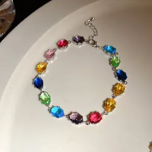 Gros plan d'un bracelet en zircone multicolore avec pierres ovales au design vintage