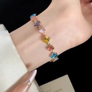 Détail d'un bracelet vintage de style palais avec des zircons colorés sur le poignet