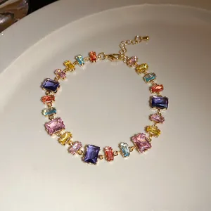 Gros plan d'un bracelet vintage de luxe orné de pierres de zircon rectangulaires vives.