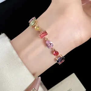 Vue détaillée d'un bracelet vintage en zircon multicolore porté au poignet
