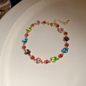 Gros plan de haute qualité d'un bracelet rétro doré avec des zircons colorés en forme de cœur