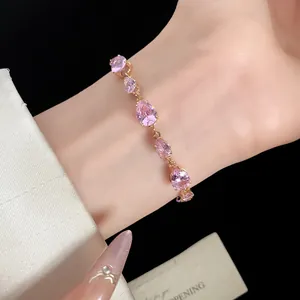 Vue détaillée d'un bracelet vintage orné de zircons roses en forme de poire sur un poignet
