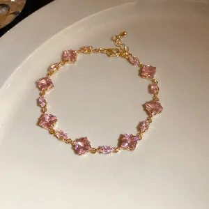 Vue détaillée d'un bracelet vintage en zircon rose avec pierres carrées et marquises