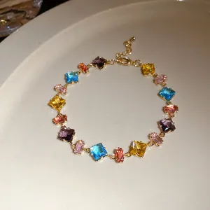 Vue détaillée d'un bracelet rétro en zircon coloré avec des gemmes géométriques dorées
