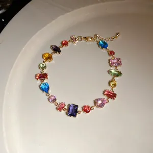 Vue détaillée d'un bracelet vintage doré avec des zircons multicolores