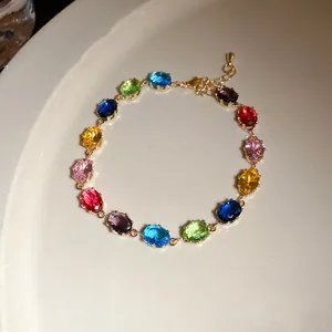 Vue détaillée d'un bracelet vintage avec zircons ovales multicolores dorés