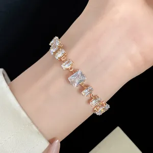 Gros plan détaillé d'un bracelet vintage doré orné de zircons rectangulaires étincelants
