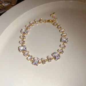 Gros plan d'un bracelet en or vintage orné de zircons rectangulaires étincelants