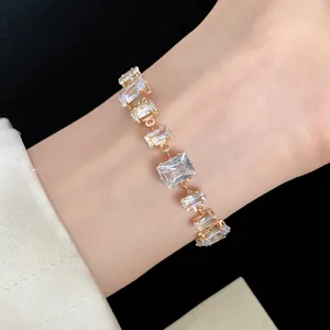 Vue détaillée d'un bracelet vintage en or de luxe avec des zircons rectangulaires