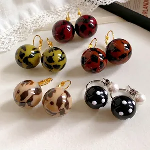 Orecchini in Resina con Stampa Leopardata Retro Stile Hong Kong Orecchini a Cerchio con Sfera Geometrica Unica Vintage Pois Perla Artificiale per Gioielli da Donna