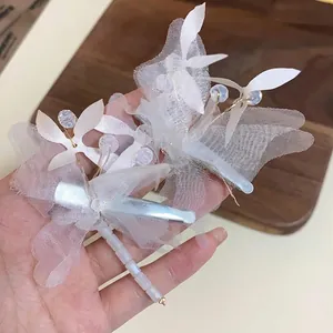 Barrette à cheveux papillon en maille blanche avec perles de cristal et pince crocodile.