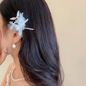 Pince à cheveux élégante en forme de fleur blanche avec cristaux, vue sur mannequin.