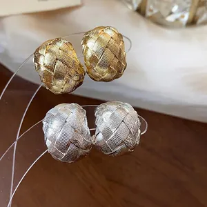 Eleganti orecchini a clip placcati in oro 18 carati e argento con trama intrecciata