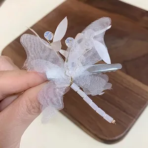 Pince à cheveux papillon en dentelle blanche avec perles de cristal et longs pendentifs