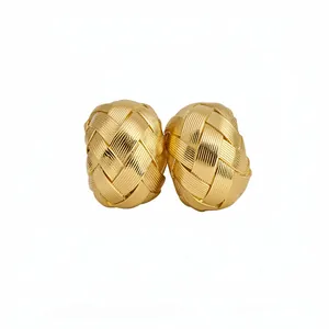 Eleganti orecchini a clip intrecciati placcati in oro 18 carati con design traforato di lusso
