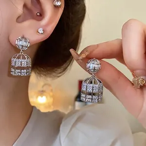 Elegantes pendientes de jaula en plata con circonitas brillantes y detalles de perlas