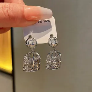 Elegantes pendientes de plata en forma de jaula con pavé de circonitas y perla blanca