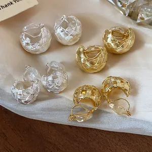 Dettaglio della trama intrecciata su orecchini a clip placcati oro 18k senza buco