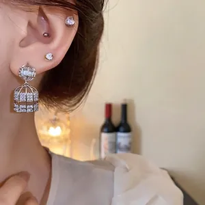 Elegantes pendientes de aguja de plata s925 con jaula de circonitas para mujer