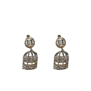 Elegantes pendientes de jaula geométrica con circonitas y aguja de plata para mujer
