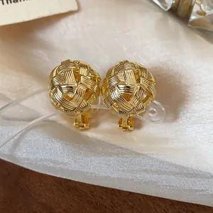 Vista dettagliata dei fermagli per orecchie a sfera intrecciata placcati oro 18k
