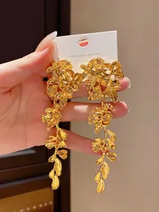 Orecchini pendenti con fiori e foglie dorati in stile heavy metal esagerato e alla moda
