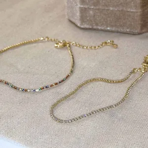 Vue détaillée des bracelets tennis plaqués or avec des zircons clairs et colorés