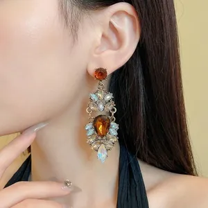Élégantes boucles d'oreilles pendantes de style vintage avec cristaux ambre et irisés