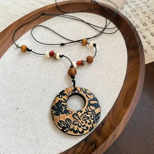 Collier pendentif circulaire ethnique vintage fait main avec perles bois et imprimé noir