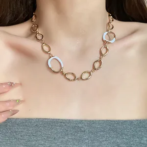 Elegante goldene Halskette mit ovalen Gliedern und weißem Emaille für Retro-Stil