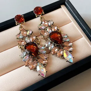Vue détaillée des boucles d'oreilles rétro de style baroque avec pierres irisées