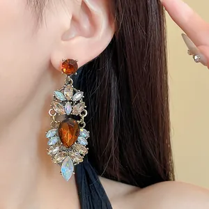 Gros plan détaillé de boucles d'oreilles pendantes vintage en strass en goutte
