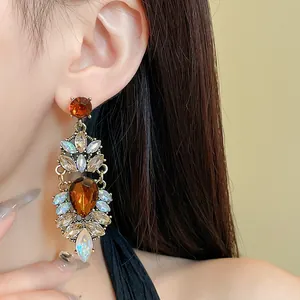 Longues boucles d'oreilles style palais vintage avec gouttes en cristal ambre et irisé