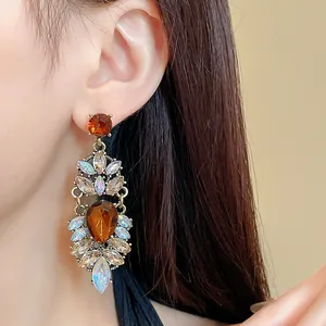 Gros plan détaillé de boucles d'oreilles élégantes de style palais avec strass ambre