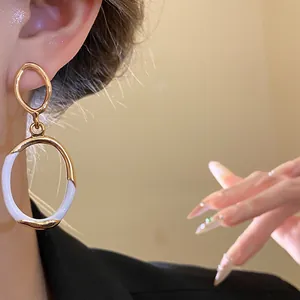 Elegante gold-weiße Emaille-Ohrringe im Vintage-Stil für Damen Schmuck Modeaccessoire