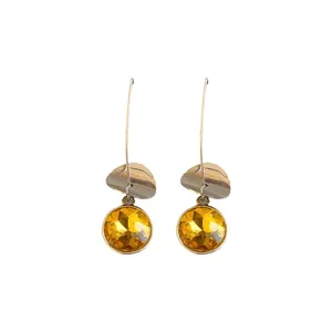 Eleganti orecchini geometrici con gancio dorato, disco d'argento e cristallo giallo.
