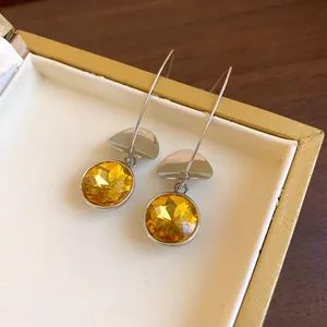 Eleganti orecchini a pendente in argento con cristalli gialli sfaccettati