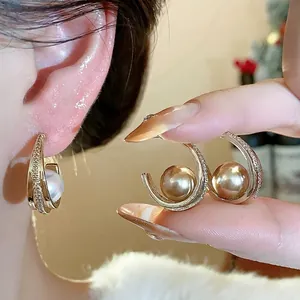 Eleganti orecchini a cerchio in oro stile francese con zirconi brillanti e perle