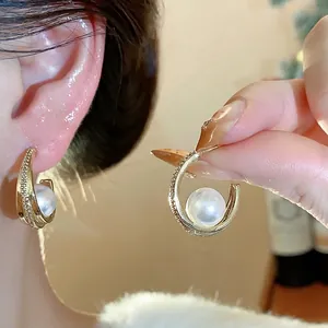 Eleganti orecchini a perla a forma di C in stile francese con zirconi e finitura dorata