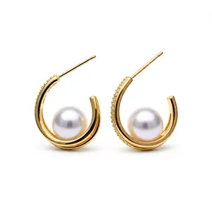 Orecchini a cerchio a C dorati stile francese con perla bianca e zirconi scintillanti.