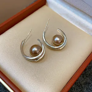 Dettaglio di orecchini di perle e zirconi in stile francese in una scatola regalo di lusso