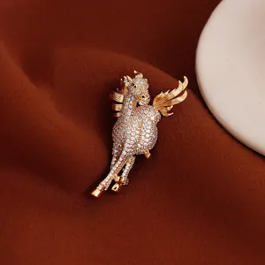 Εξαιρετική επίχρυση καρφίτσα Πήγασος 14K με λαμπερά ζιργκόν pavé για κομψές γυναίκες