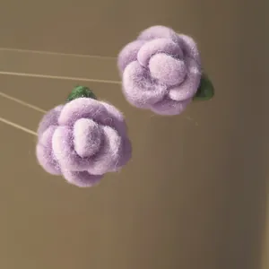 Vista macro dettagliata che mostra la morbida trama floccata di questi orecchini a rosa