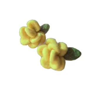 Orecchini a perno fatti a mano a forma di fiore in feltro di lana giallo e verde
