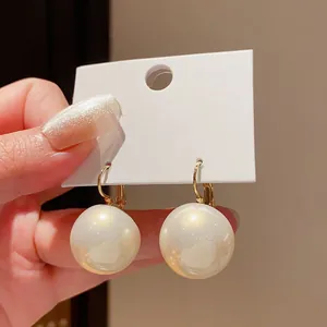 Orecchini a cerchio con grandi perle eleganti stile francese brillante.
