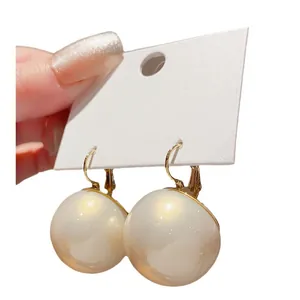 Eleganti orecchini francesi con grandi perle e ganci dorati per un look vintage