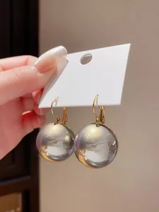 Dettaglio di grandi orecchini di perle grigio metallizzato dal design retrò francese